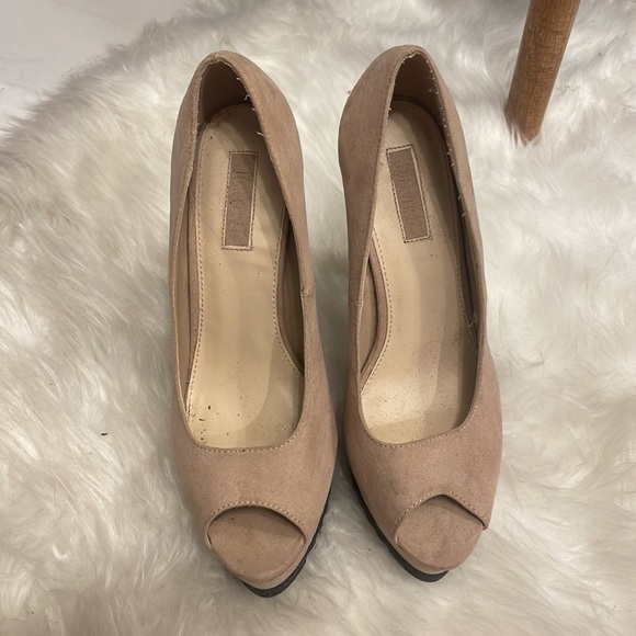Tan heels - Picture 2 of 4